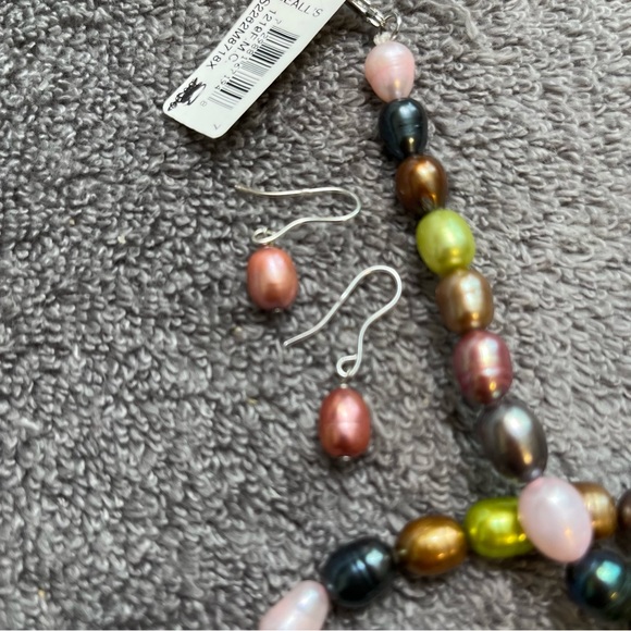 Freshwater Pearl Necklace,Stretch Bracelet And Earrings Set. - Picture 4 of 5